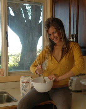 Play with Paris in the Kitchen